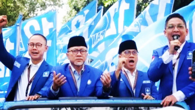 Ketum PAN Zulkifli Hasan ketika memimpin rombongan PAN ke KPU dalam pendaftaran bacaleg.