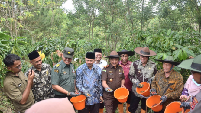 Kemenag menggelar kegiatan Panen Perdana Kopi Program Inkubasi Wakaf Produktif