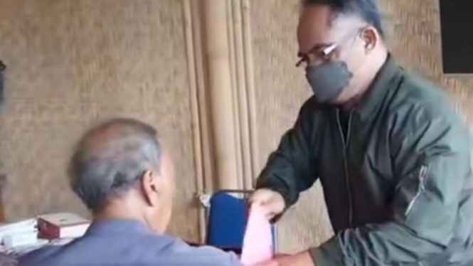 dr Wayan saat memeriksa pasien di Moksa Nyuh Kuning Ubud, Bali