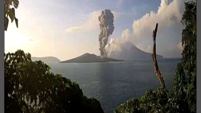 CCTV merekam lontaran abu vulkanik dari Gunung Anak Krakatau. (Ilustrasi)