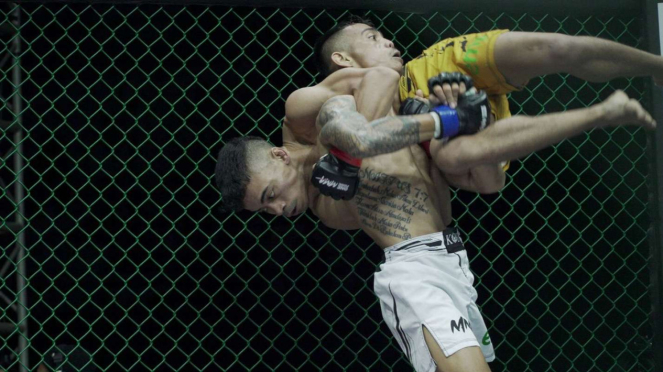 Lalu Sofian Tak Berdaya, Rustam Hutajulu Jadi Juara Interim One Pride MMA