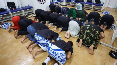 Pemain Timnas Indonesia U-22 salat magrib berjamaah