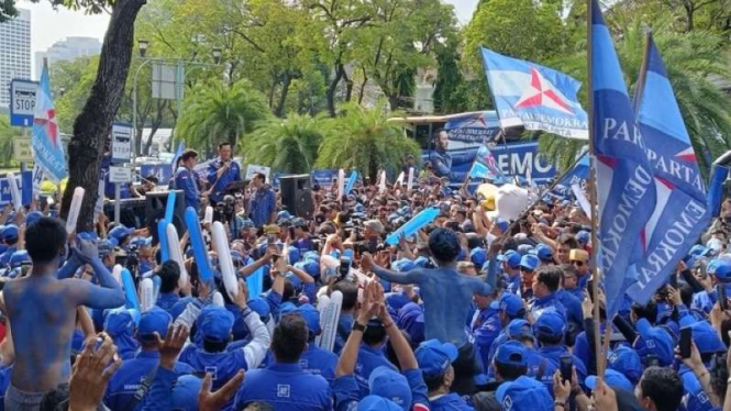 Demokrat di KPU.