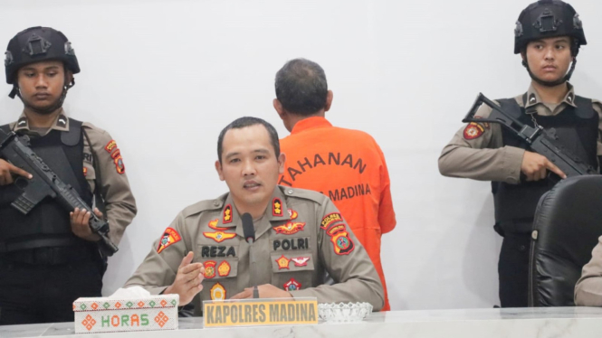 Kapolres Mandailing Natal, AKBP HM Reza C.A.S saat memberikan keterangan pers kasus penyiraman air keras.