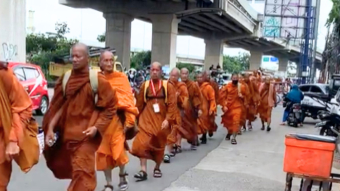 Cerita Biksu Asal Indonesia Yang Ikut Berjalan Kaki Dari Thailand Ke