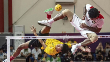Pesepak takraw Indonesia Saiful Rizal (kanan) berusaha menahan rejaman (smash).