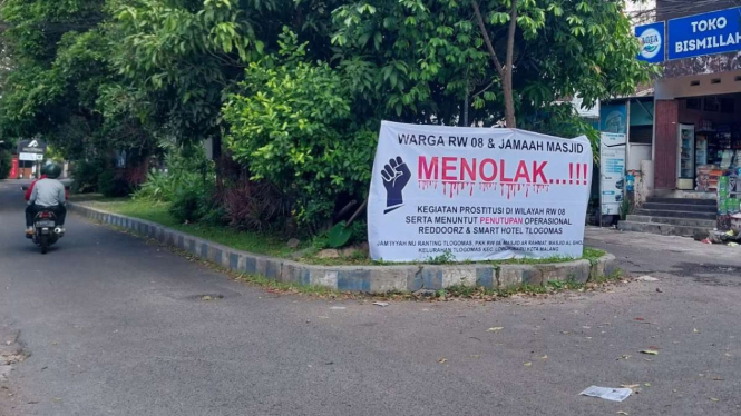 Spanduk penolakan praktik prostitusi online di Smart Hotel Tlogomas
