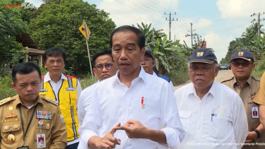Presiden Jokowi meninjau jalan rusak di Sungai Gelam, Jambi