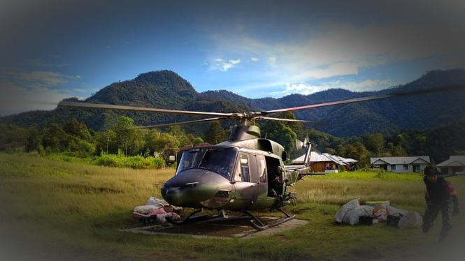 VIVA Militer: Heli TNI menembus Distrik Jila, Papua.