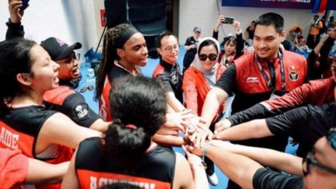Menpora Dito Ariotedjo bersama atlet basket timnas wanita di Sea Games Kamboja.