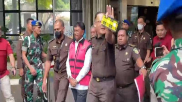 Menkominfo Johnny G Plate diborgol dan kenakan rompi pink di Kejagung.