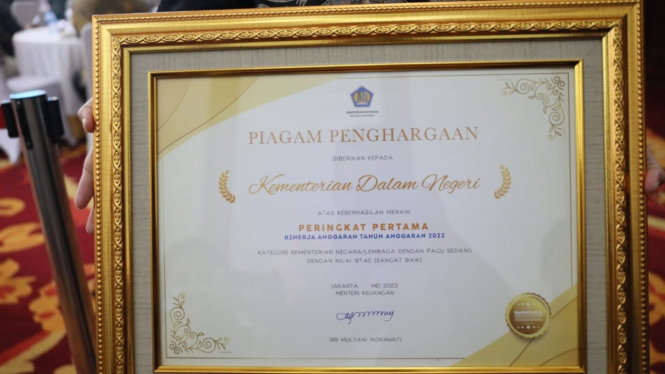 Kemendagri mendapatkan penghargaan