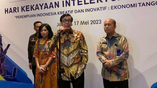 Menkumham Yasonna H. Laoly (nomor 2 dari kanan)