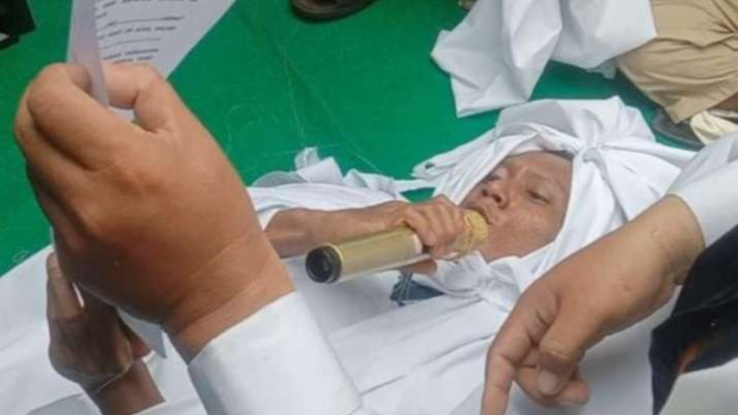Seorang Pria di Palembang Lakukan Sumpah Pocong