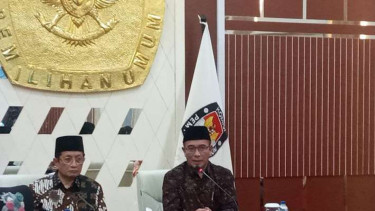Ketua KPU RI Hasyim Asyari dan Imam Besar Masjid Istiqlal Nasaruddin Umar dalam audiensi beberapa pimpinan majelis-majelis tinggi agama terhadap KPU RI di Kantor KPU RI, Jakarta, Jumat, 19 Mei 2023.