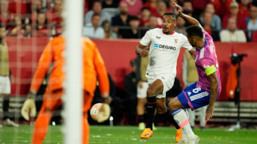 Danilo saat Juventus melawan Sevilla