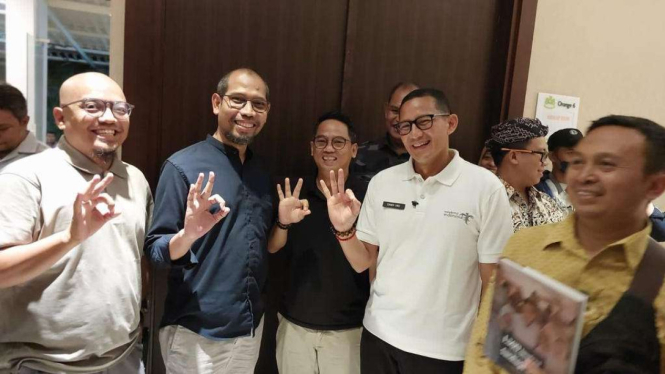 Menparekraf Sandiaga Uno (Baju putih) 