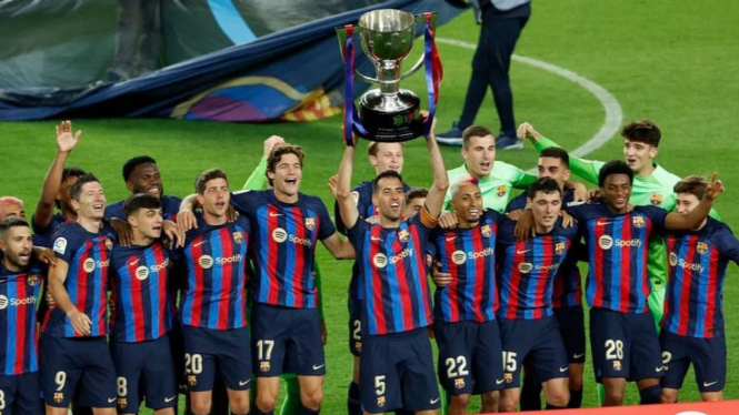 Barcelona mengangkat trofi LaLiga 2022/23