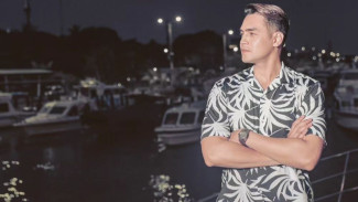 Umbar Kemewahan, Jonas Rivanno Bergaya Di Depan Kapal Pesiar Dan Mobil Sport