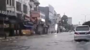Hujan Deras, Depan Terminal Depok Banjir Mirip Wisata Air