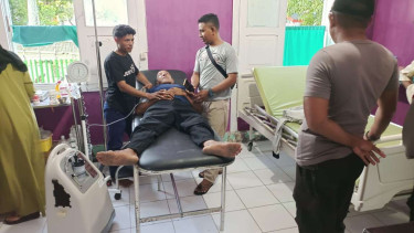 Samaun Bugis, keluarga pengantin pria, korban penganiayaan dirawat di Puskesmas Geser, Kabupaten Seram Bagian Timur.