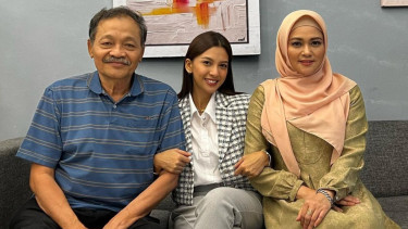 Eeng Saptahadi meninggal dunia.