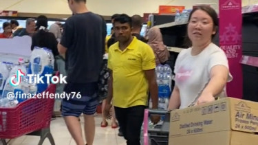 Masyarakat Malaysia Borong Air Mineral 