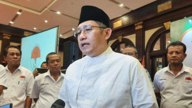 Mantan ketua umum Partai Demokrat Anas Urbaningrum berbicara kepada wartawan usai acara Halalbihalal dan Silaturahmi Nasional III Jaringan Indonesia (Jari) di Hotel Bidakara, Jakarta, Minggu malam, 21 Mei 2023.