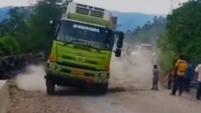 Kondisi Jalan Nasional yang Rusak di Batu Jomba, Sipirok, Tapanuli Selatan Sumut