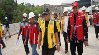 Menteri PUPR Basuki Hadimuljono meninjau Tol Cisumdawu.