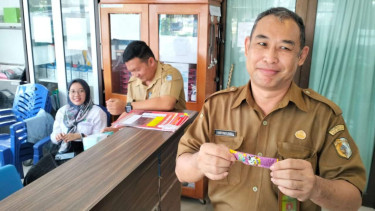 Kepala Puskesmas Sungai Durian, Haryono Linoh menunjukkan permen kedaluwarsa yang dibawa anak SD