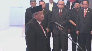 Perry Warjiyo dilantik kembali sebagai Gubernur Bank Indonesia (BI) periode 2023-2028.
