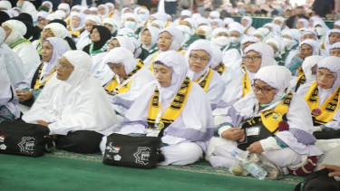 Jemaah haji asal Kota Tangerang diberangkatkan ke Asrama Haji Pondok Gede