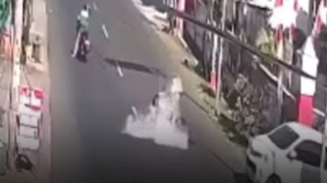 Viral Pak Ponidi Tersiram Sepanci Kuah Bakso Panas Gara-gara Driver Ojol