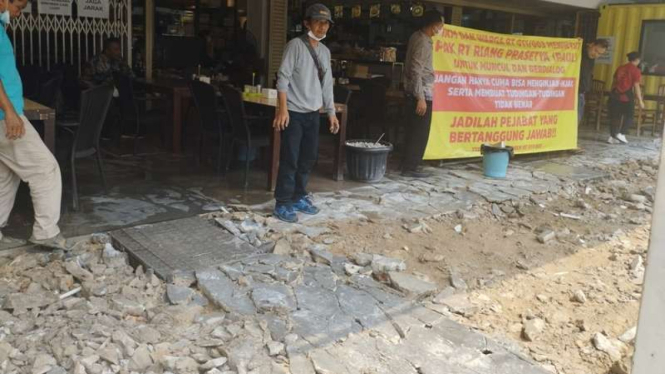 Ruko di Pluit dibongkar karena 'makan jalan'