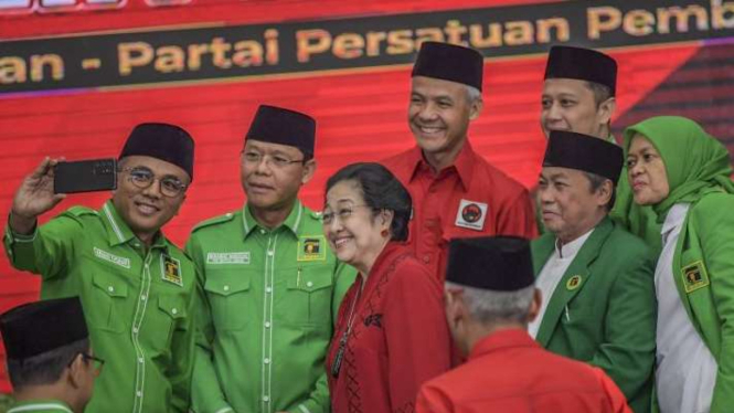 Ketum PDIP Megawati Soekarnoputri berswafoto dengan Plt Ketum PPP Mardiono, serta capres Ganjar Pranowo di kantor pusat PDIP, Jakarta, Minggu, 30 April 2023.