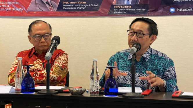 Ketua Komisi Aparatur Sipil Negara (KASN) Agus Pramusinto (Kanan)