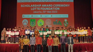 Pemberian beasiswa kepada mahasiswa berbakat.