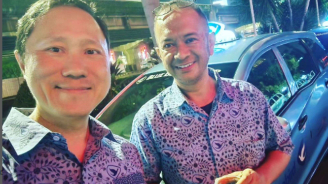 Direktur Utama PT Blue Bird Tbk, Sigit Djokosoetono (kiri)