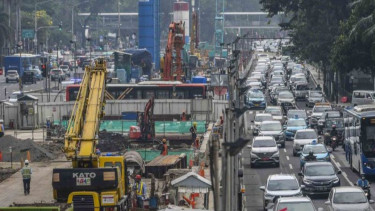 Pekerja menyelesaikan pembangunan proyek MRT Fase II.