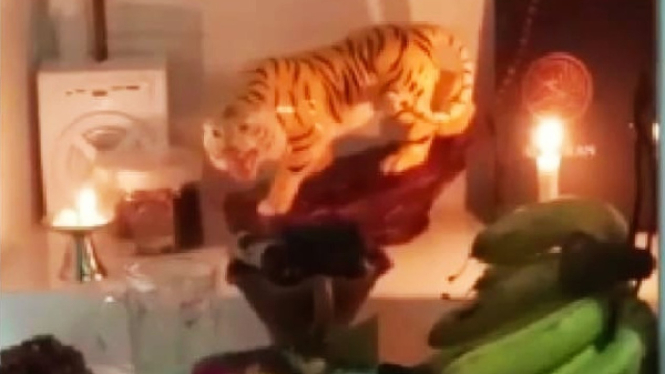 Alquran Diletakkan Dekat Sesajen Tempat Sembahyang Tionghoa di Medan