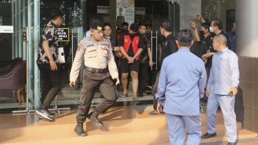 Mario Dandy dan Shane Lukas Pakai Rompi dan Masuk Mobil Tahanan Kejaksaan