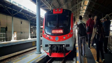 KRL di Stasiun Solo Balapan, Jateng.