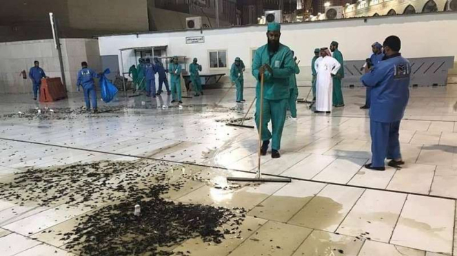 Petugas kebersihan membersihkan serangga-belalang di Masjidil Haram, Mekkah