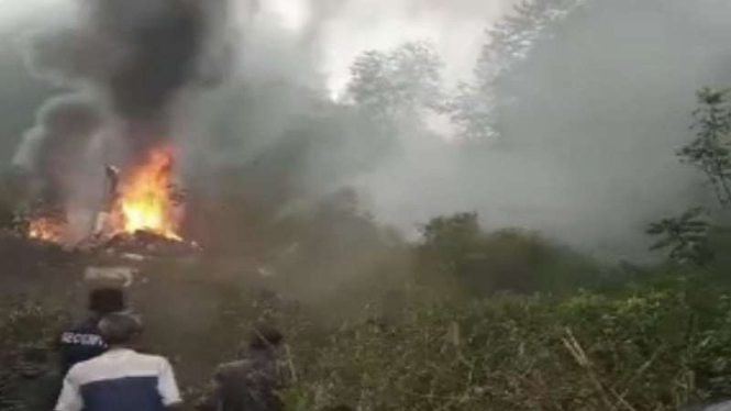 Pesawat latih jauh di kawasan perkebunan teh Ciwidey, Bandung