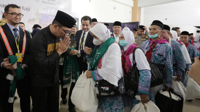 Gubernur Jawa Barat, Ridwan Kamil melepas Jemaah Calon Haji