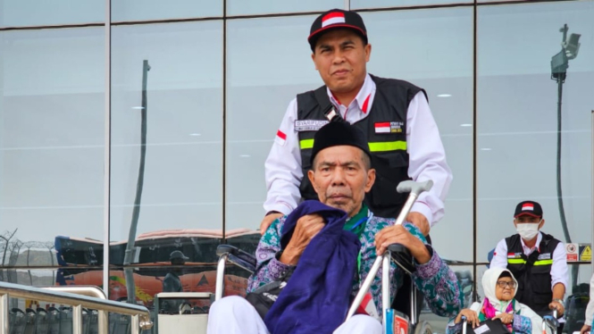 Jamaah lansia dibantu petugas
