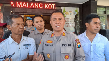 Kapolsek Lowokwaru Ajun Komisaris Polisi Anton Widodo bersama mahasiswa asal NTT