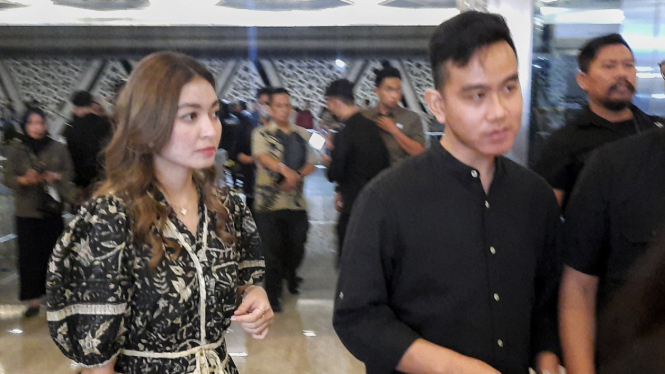 Wali Kota Solo Gibran Rakabuming Raka (kanan) dan istrinya, Selvi Ananda
