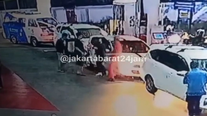 Pengemudi mobil aniaya Pria berinisial FF di SPBU Daan Mogot KM 20 Kalideres